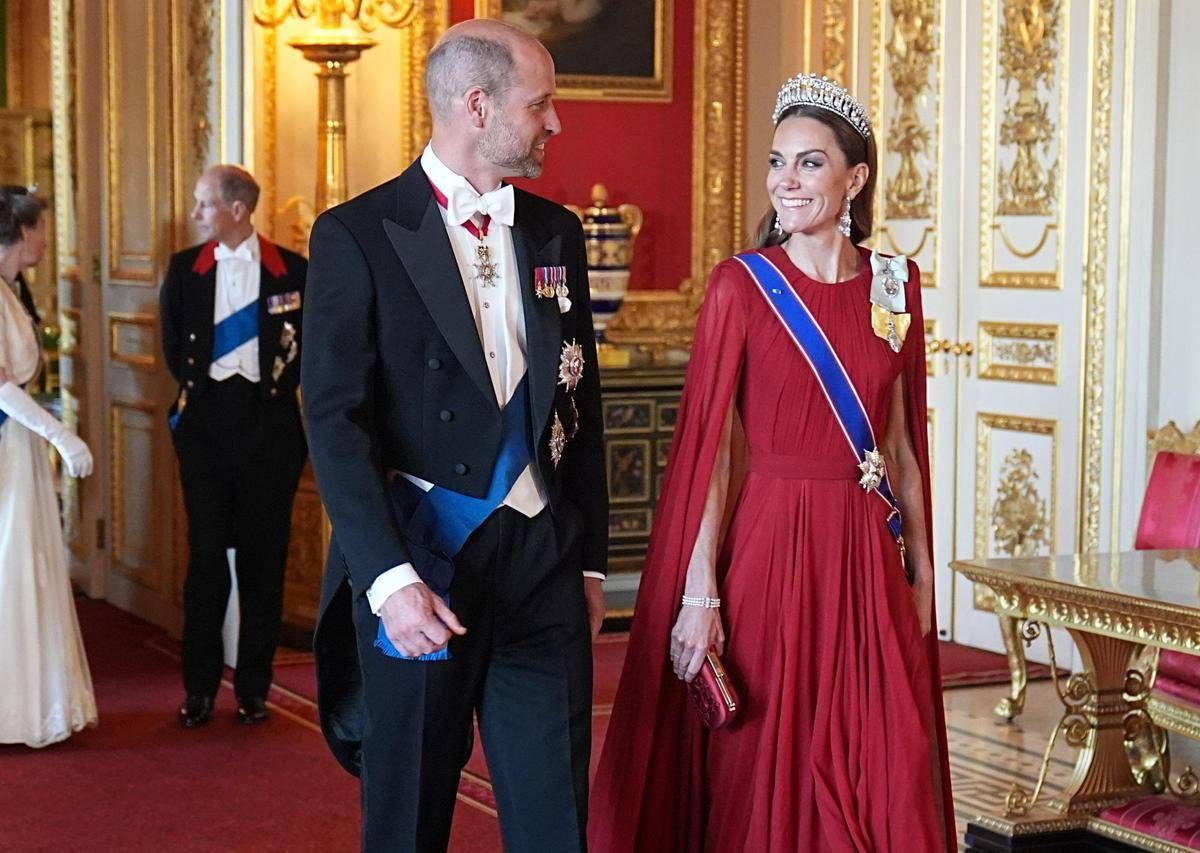 Kate accanto a Macron, ritorno al banchetto di Stato dopo due anni - 