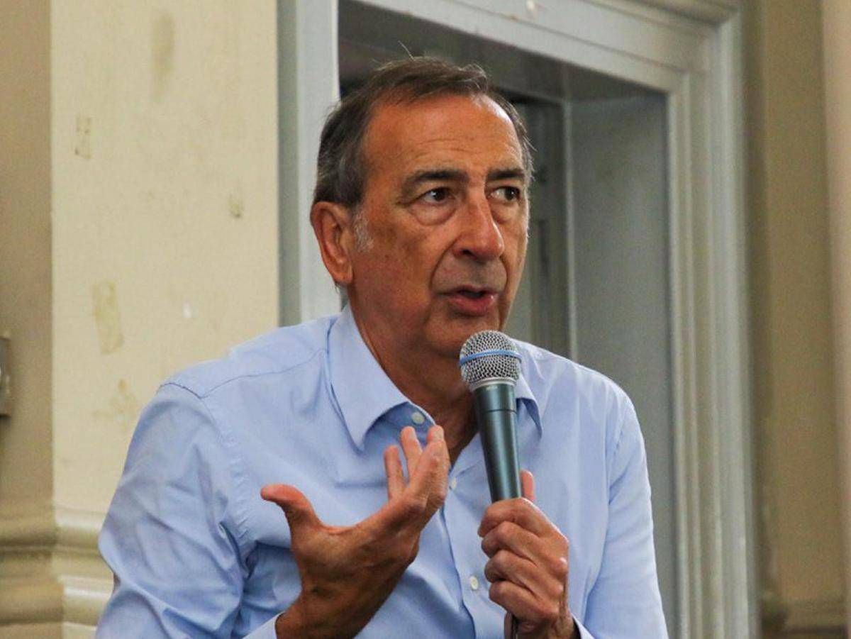 Inchiesta urbanistica, FdI e Lega chiedono dimissioni del sindaco Sala. Contestazioni dei cittadini a Palazzo Marino - 