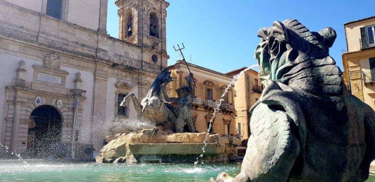 Fontana del Tritone si tinge di azzurro | Il Comune di Caltanissetta prende posizione contro l'invisibilità della malattia ultra-rara! - 