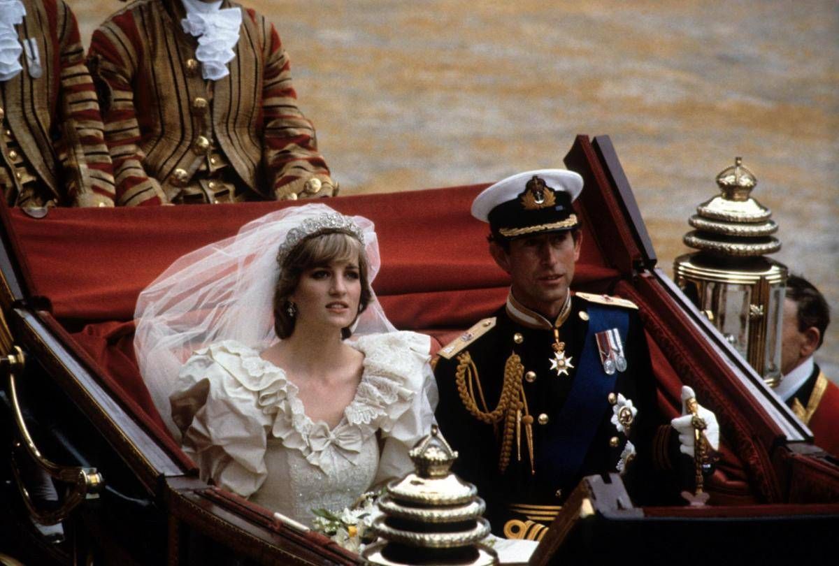 Carlo e Diana sposi 44 anni fa, ecco come la regina Elisabetta cercò di salvare la coppia - 
