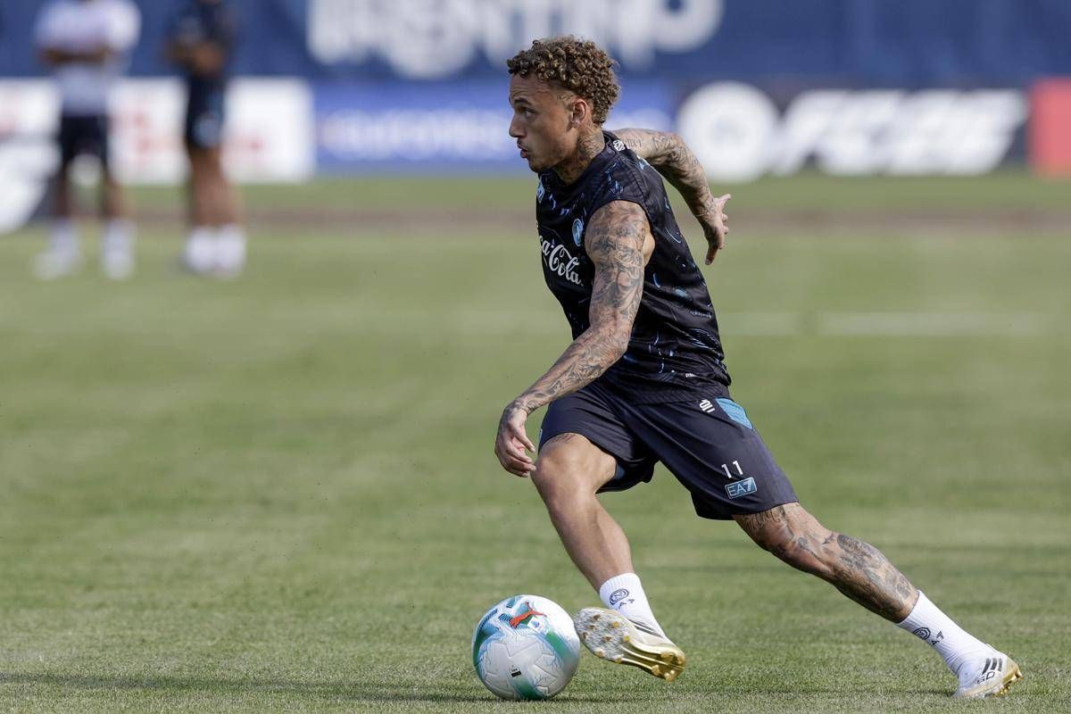 Napoli, dribbling e 'rabona' per Noa Lang: tifosi in estasi -