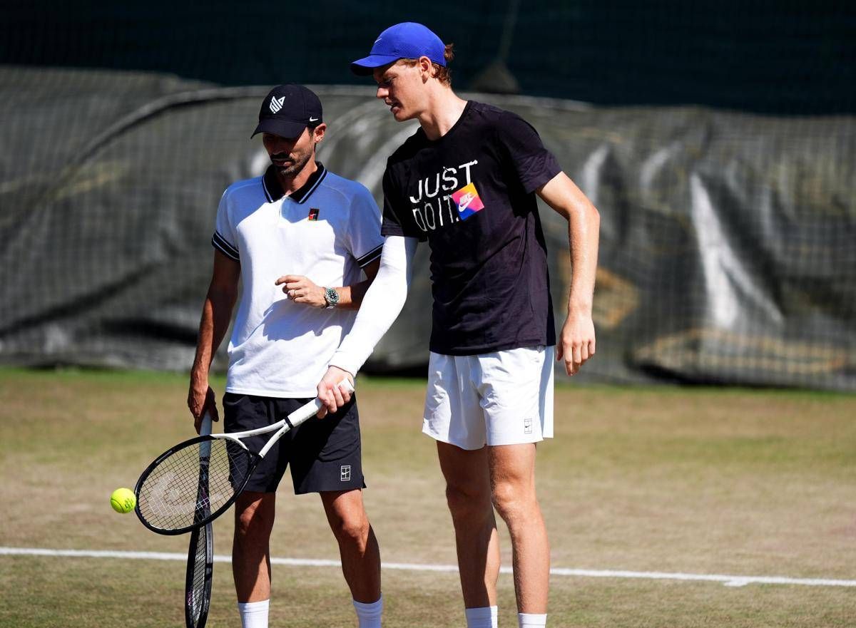 Sinner, allenamento a Wimbledon con gomito fasciato: oggi match con Shelton -