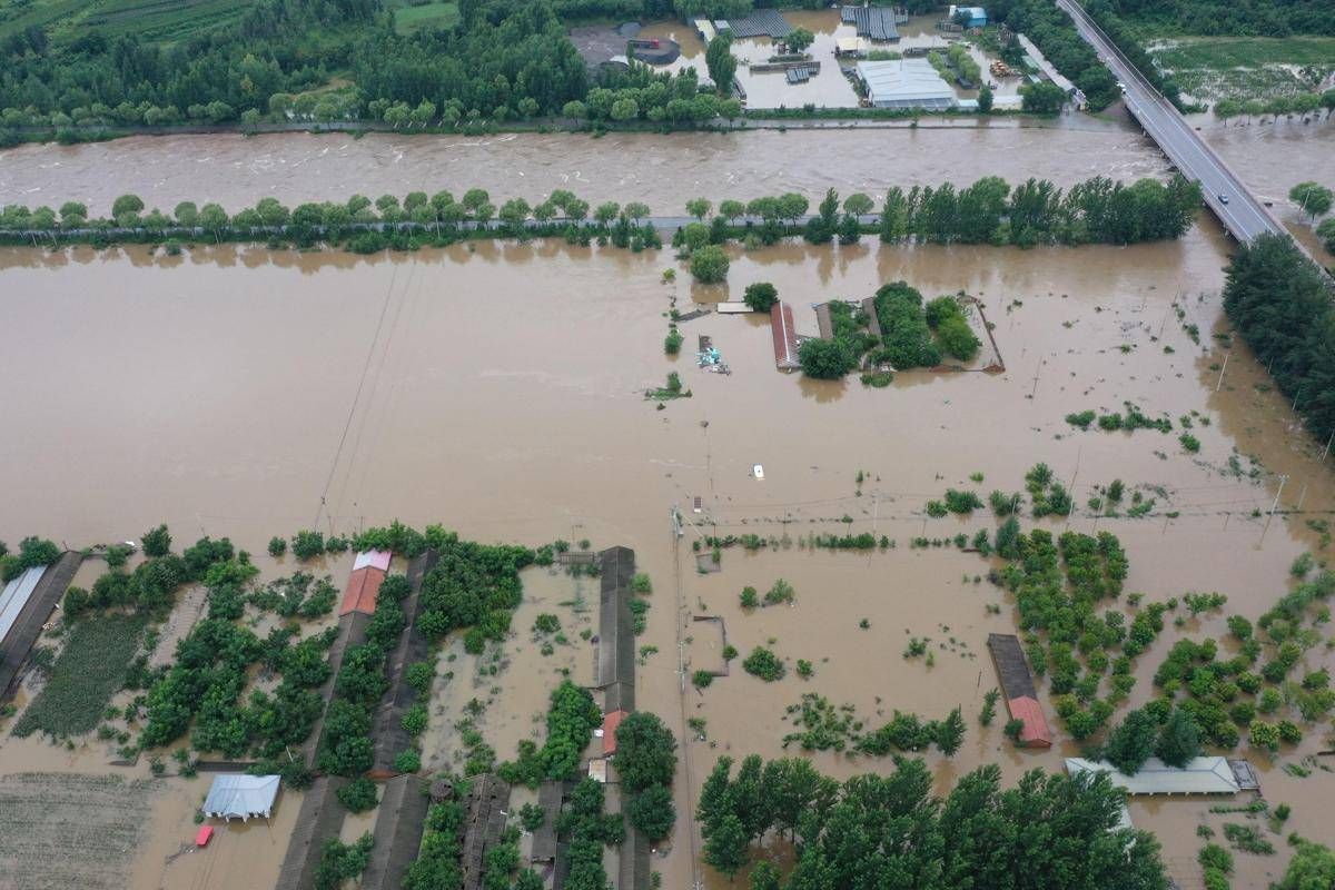 Cina, piogge e inondazioni nella regione di Pechino: 34 morti e 80mila evacuati -