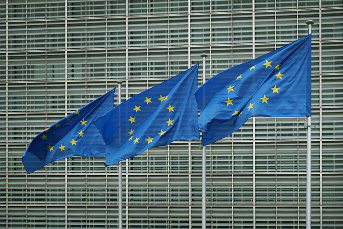 Ue bocciata dagli italiani, tre post su quattro sono negativi: l'indagine Socialcom -