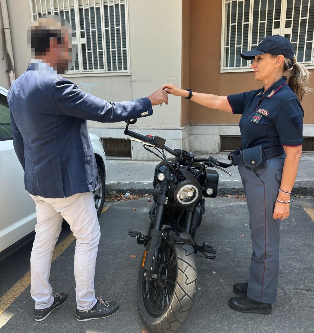 Furto in moto a Catania | Un giovane arrestato mentre sfreccia senza casco: ecco cosa ci insegna! - 