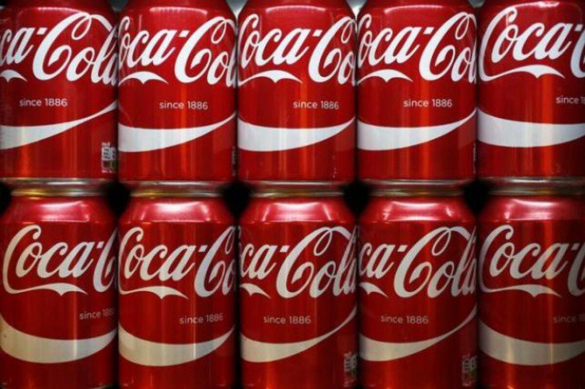 Trump revoluziona la Coca Cola: zucchero di canna al posto dello sciroppo di mais | Ma a chi giova davvero questa mossa? - 