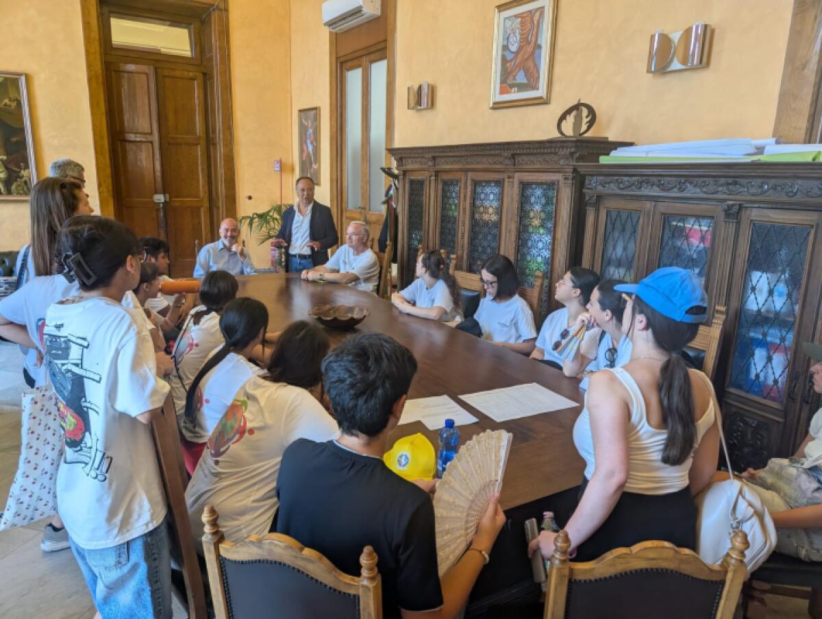 Comune di Messina: la sorprendente visita dei giovani volontari che cambia il futuro! | Perché il loro impegno potrebbe essere la chiave per una nuova era di partecipazione civica? -