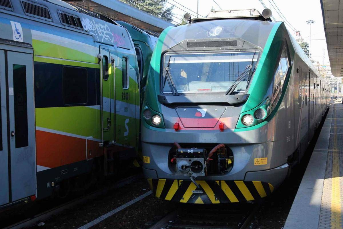 Milano, rapina su un treno: accoltellato turista americano, è caccia ai banditi - 
