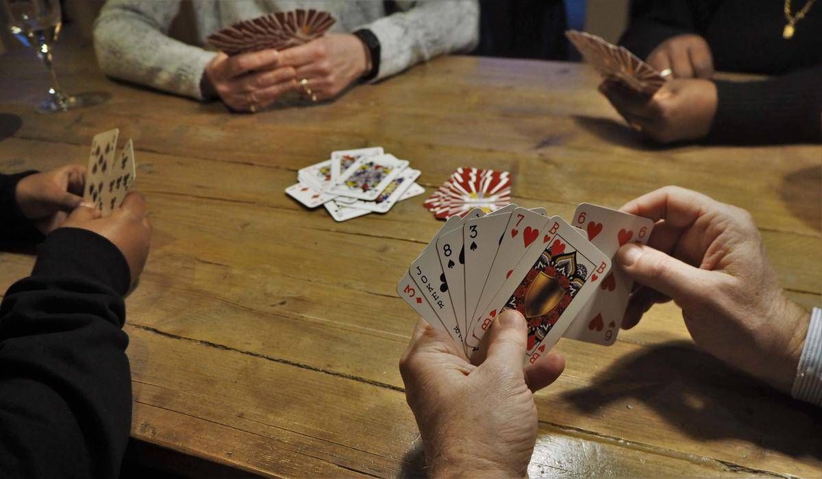 Rissa al centro anziani, pugno in faccia a un 97enne per... una partita a scopa - 