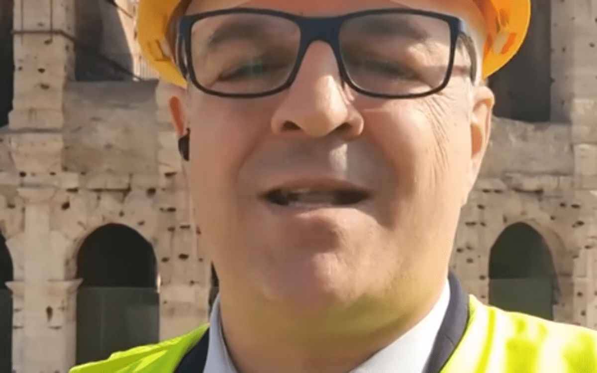Caschetto e sarcasmo, per le gag di Baldelli che fa Gualtieri oltre 1 milione di visualizzazioni - 