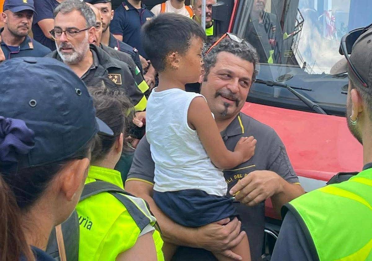 Allen ritrovato, il vigile del fuoco della foto iconica: "Giornata che ripaga momenti difficili" - 