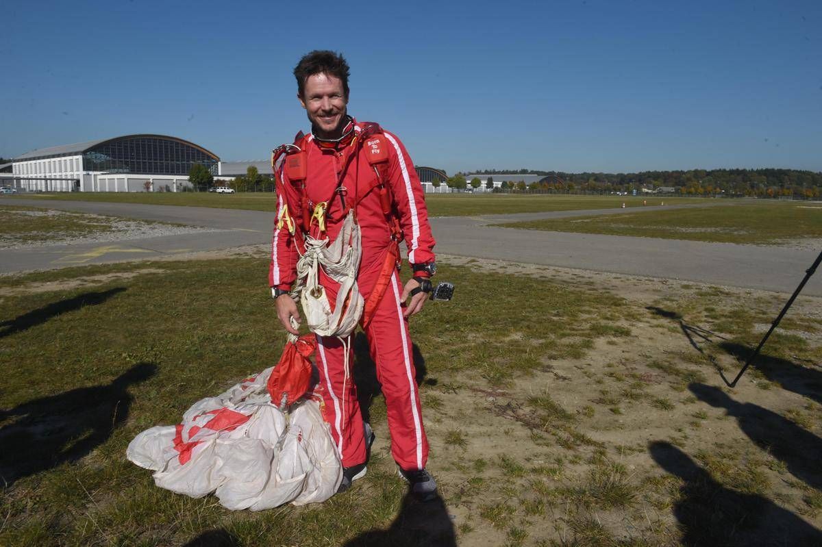 Felix Baumgartner precipita con il parapendio, muore il base jumper dei record - 