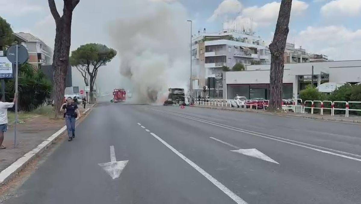 Roma, bus in fiamme sulla Flaminia Nuova: strada chiusa e vigili del fuoco in azione -