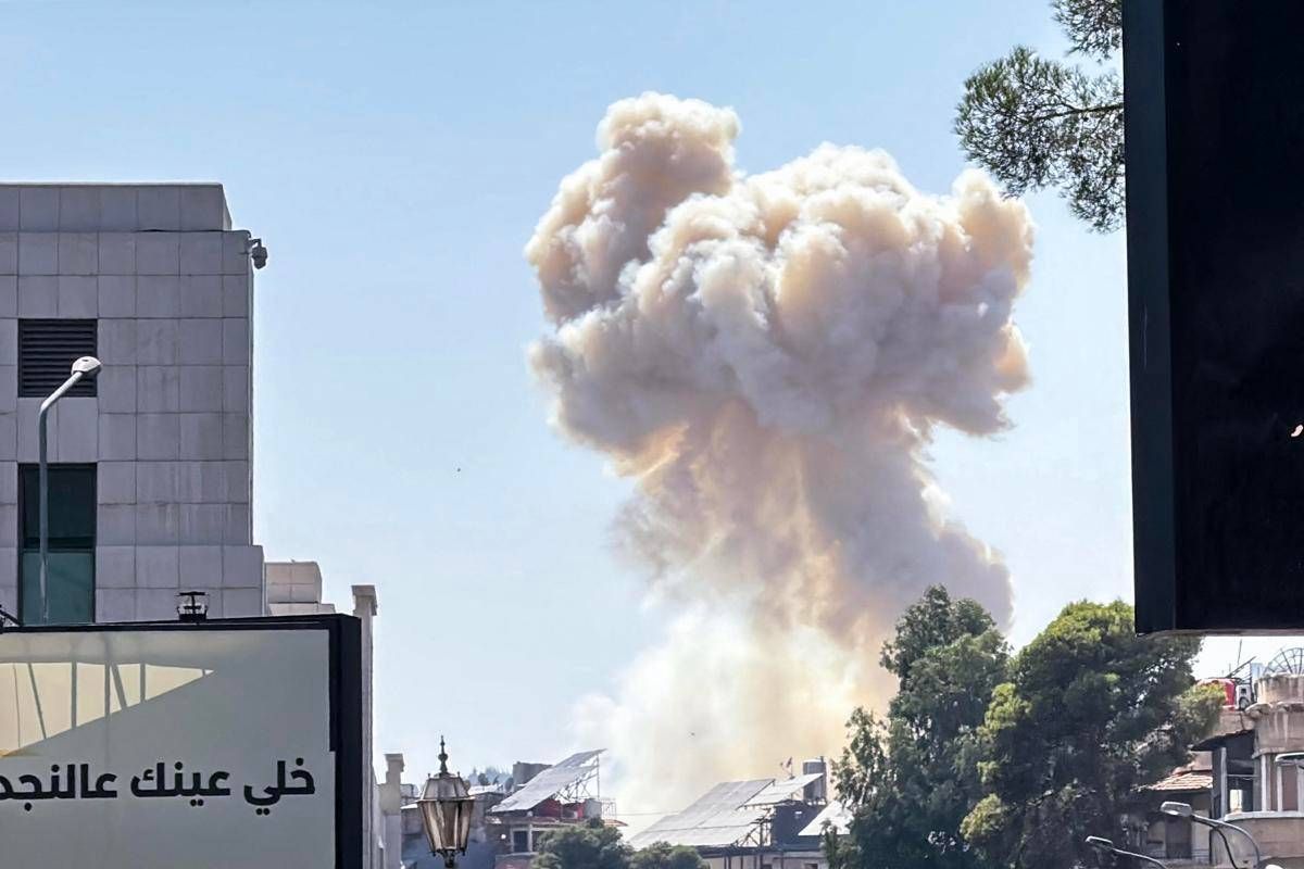 Israele attacca la Siria: "Raid a sostegno dei drusi". Colpita area palazzo presidenziale a Damasco - 