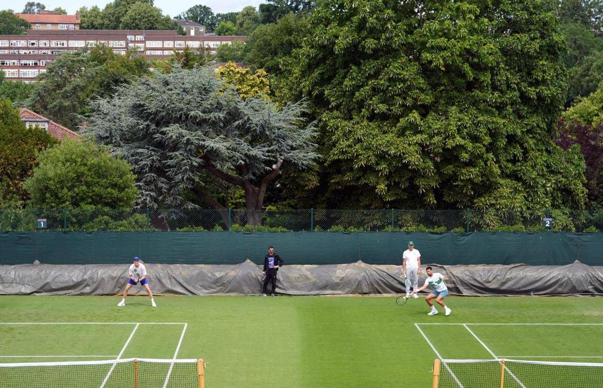 Sinner-Djokovic inizia un giorno prima: allenamento 'a vista' per Jannik e Nole a Wimbledon -