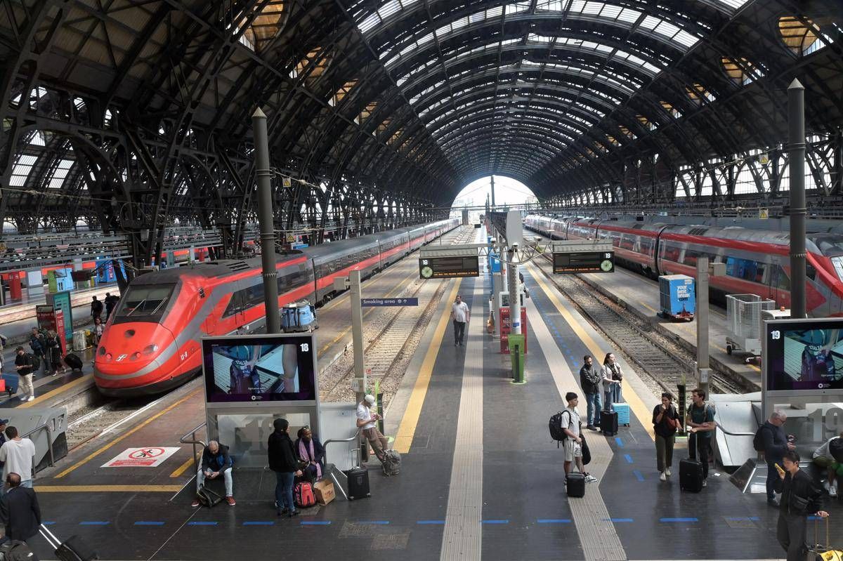 Milano, tentano furto da 1,5 milioni sul treno ma la polizia li blocca. L'attrice Tatiana Luter ringrazia - 