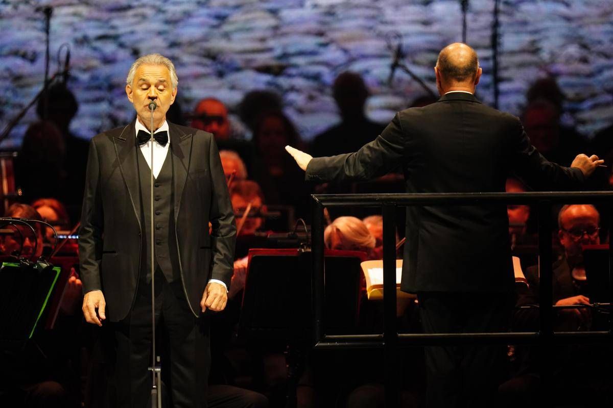 Andrea Bocelli accende il Teatro del Silenzio per i 20 anni della sua fondazione -