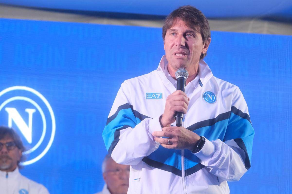 Piove sul ritiro del Napoli, tifosi furiosi: "Dov'è Conte?" - 