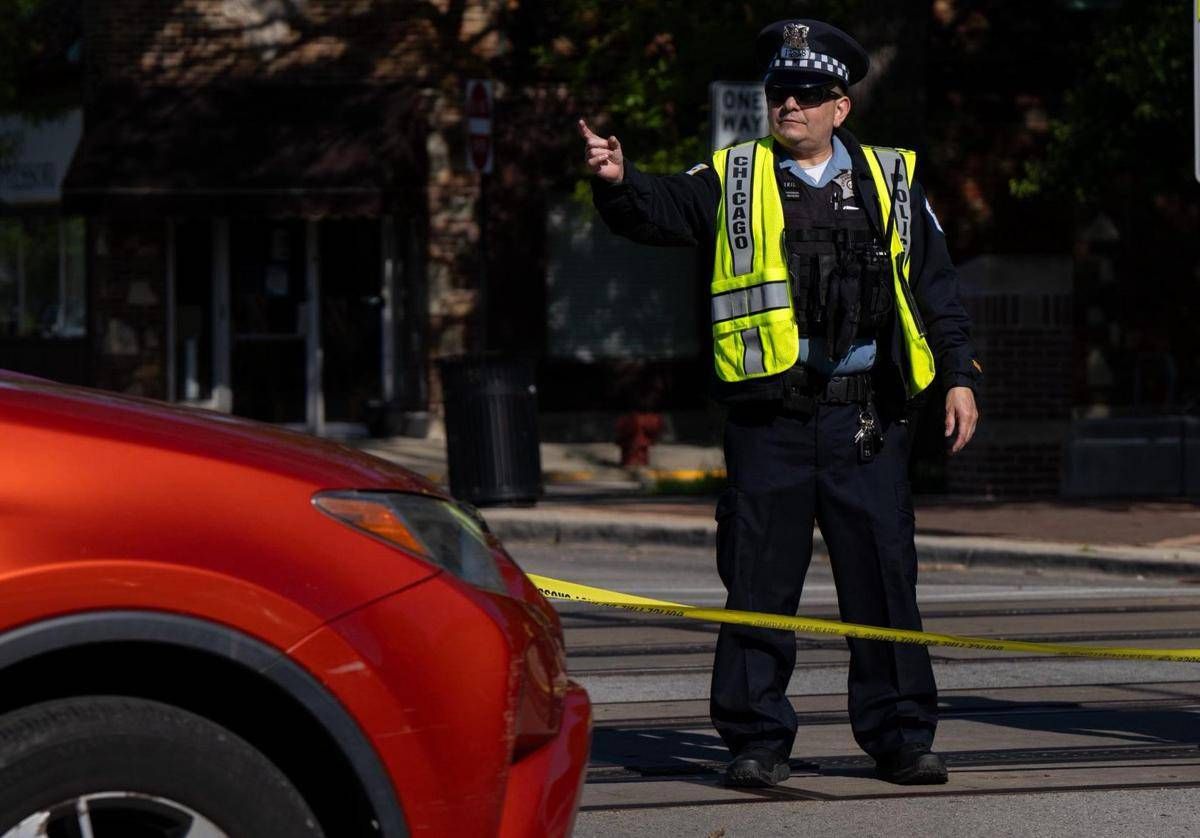 Spari da auto in corsa a Chicago, 4 morti e 14 feriti -
