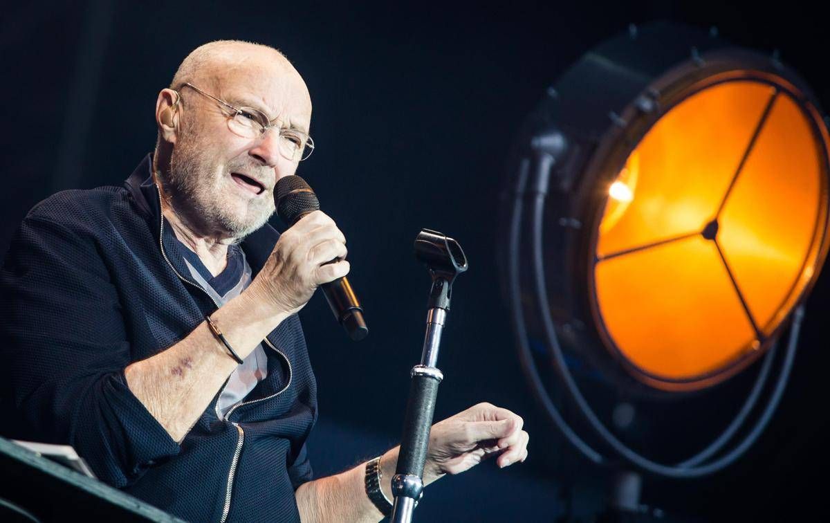 Phil Collins ricoverato per intervento al ginocchio, smentite voci allarmanti -
