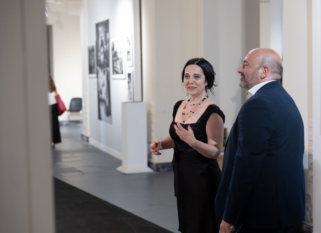 La curatrice Giusy Tigano con Giuseppe Paolo Di Caro, dirigente Assessorato alla Cultura Comune Catania