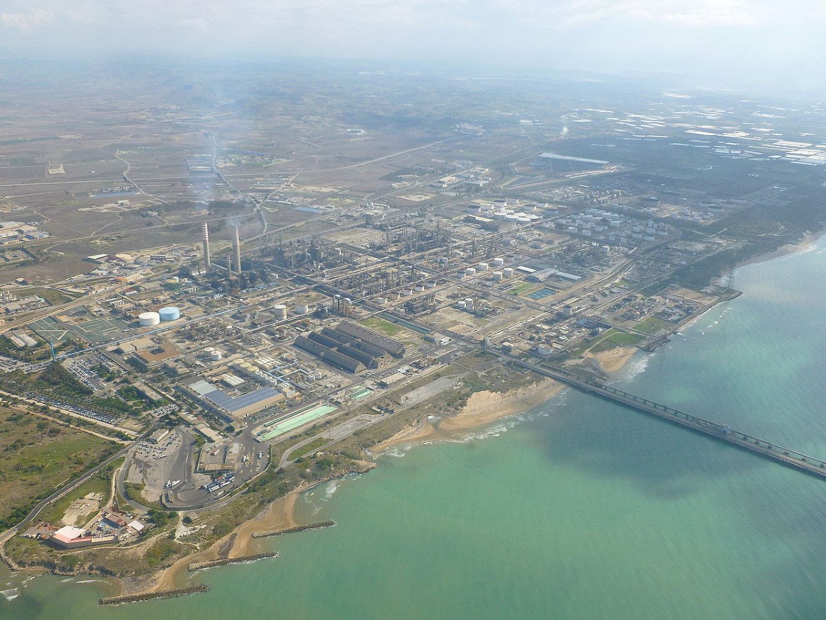 L’impianto che trasformò un borgo in polo industriale: misteriosa raffineria siciliana - Foto: Civa61/Wikipedia