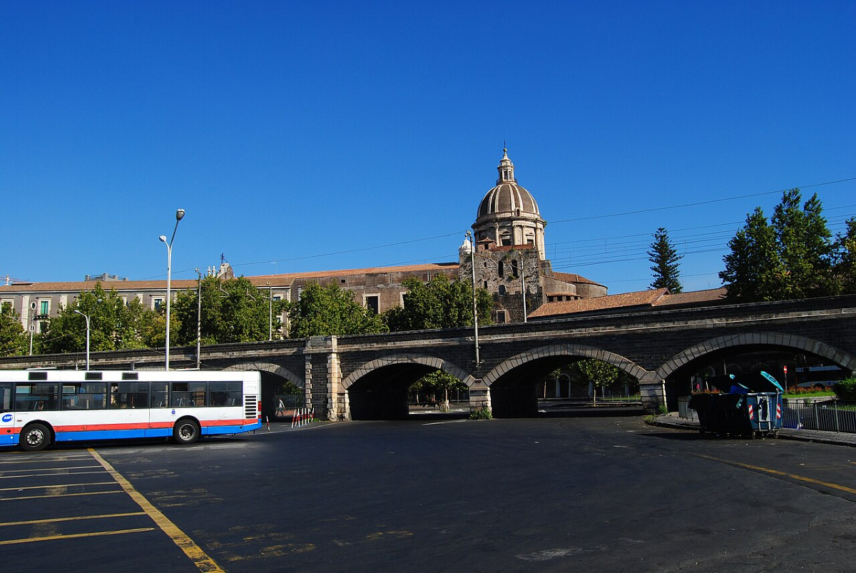Un viadotto storico sul mare di Catania che cela un passato incredibile - Foto: Archeo/Wikipedia
