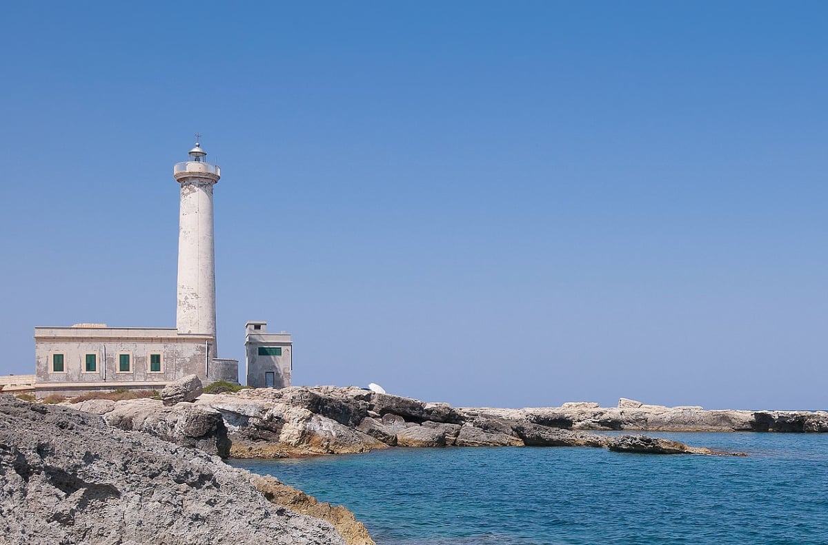 Un faro ottocentesco tra scogliere e cannoni: lo trovi sono in Sicilia ed ha una caratteristica particolare - Foto: Paolo Costa Baldi/Wikipedia