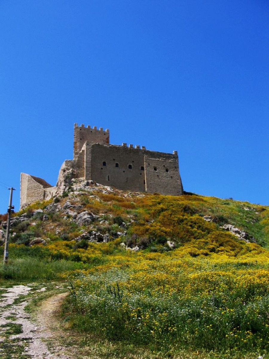 Il Castello che sfidò re e pirati, a Montechiaro la fortezza leggendaria che nasconde curiosità incredibili - Foto: Attilios/Wikipedia