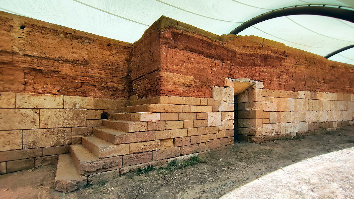 Una parete di pietra e mattoni che racconta la rinascita sorprendente di una città siciliana - Foto: AbelDionis/Wikipedia