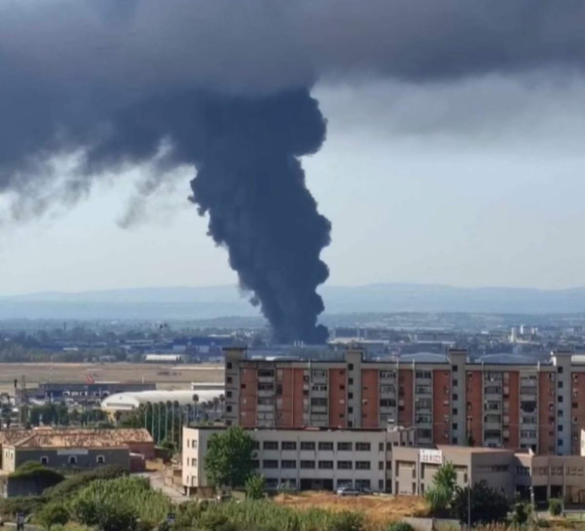 Fiamme nella zona industriale di Catania |La denuncia di un disastro ancora in corso -