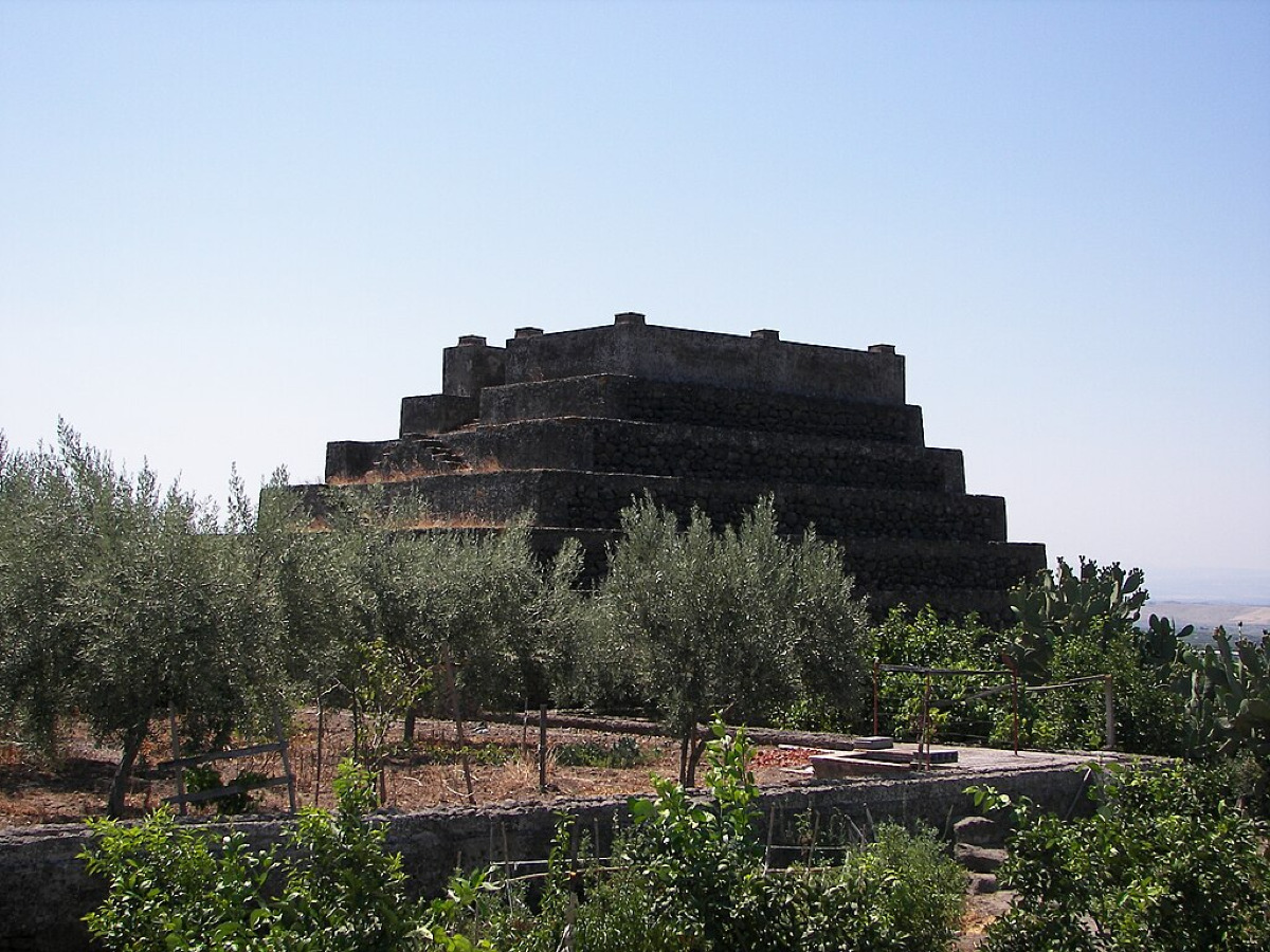 In Sicilia c’è una misteriosa torre che domina l’Etna da secoli: il segreto nascosto a Santa Maria di Licodia - Foto: Riccardo Spoto/Wikipedia