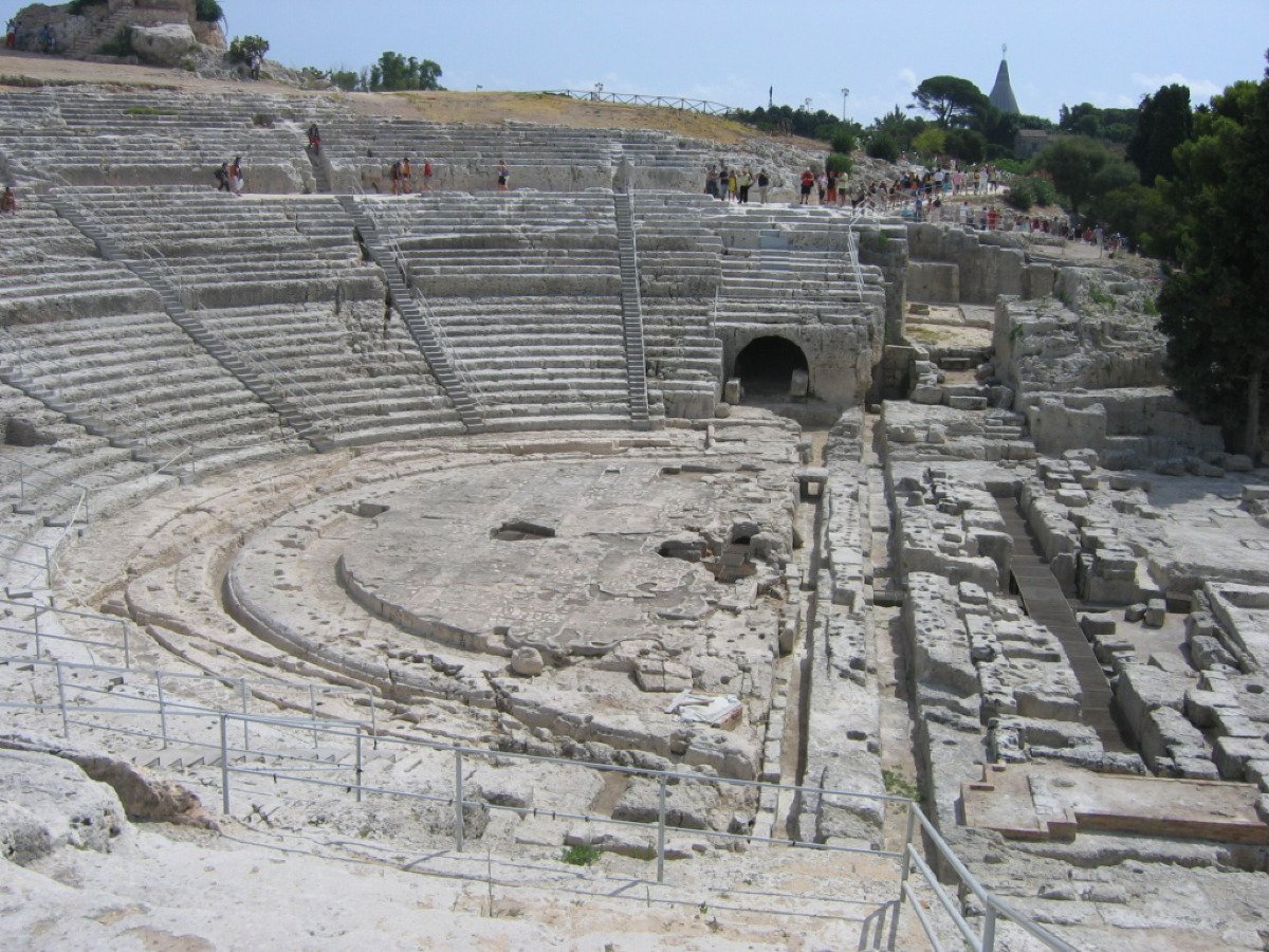 Il Teatro Greco di Siracusa: il palcoscenico che ha sfidato i millenni e nasconde un segreto incredibile - Foto: Urban/Wikipedia