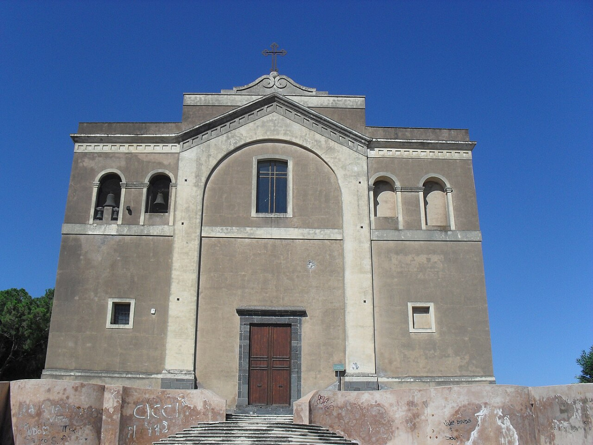 Nel catanese c’è un santuario arroccato che domina la valle: il luogo magico sospeso tra terra e cielo - Foto: Normangreek/Wikipedia