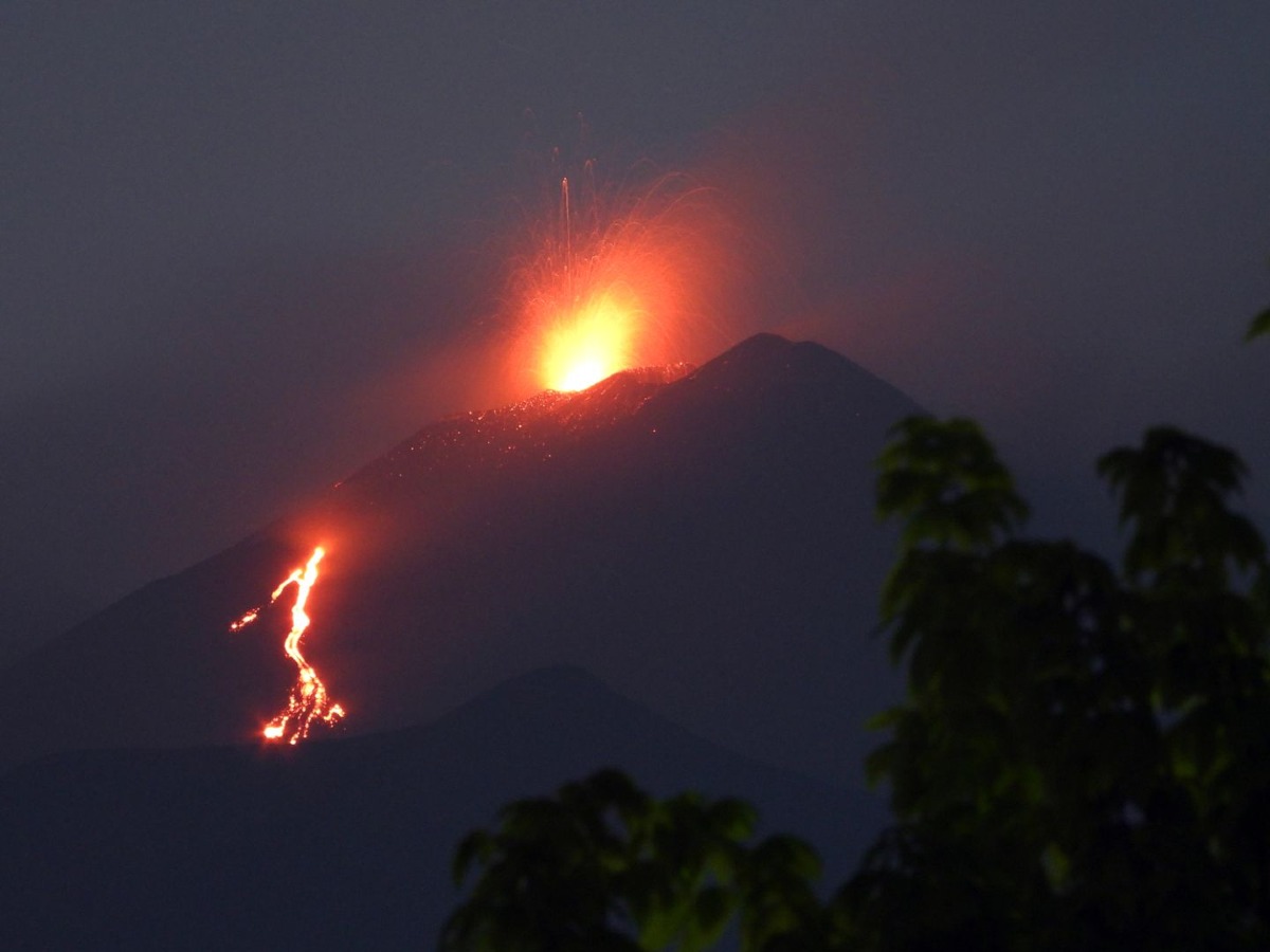 Etna in eruzione: spettacolo di lava dal Cratere di Sud-Est - Credit foto INGVvulcani