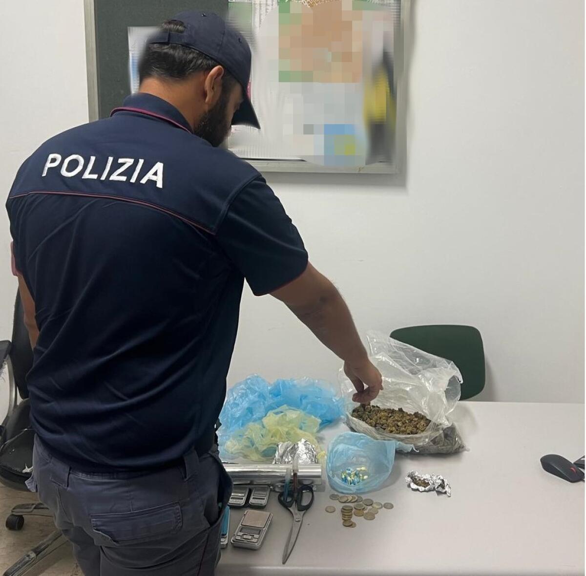 Polizia di Catania smaschera un pusher: ecco perché il giovane ha tentato di fuggire nei vicoli! -