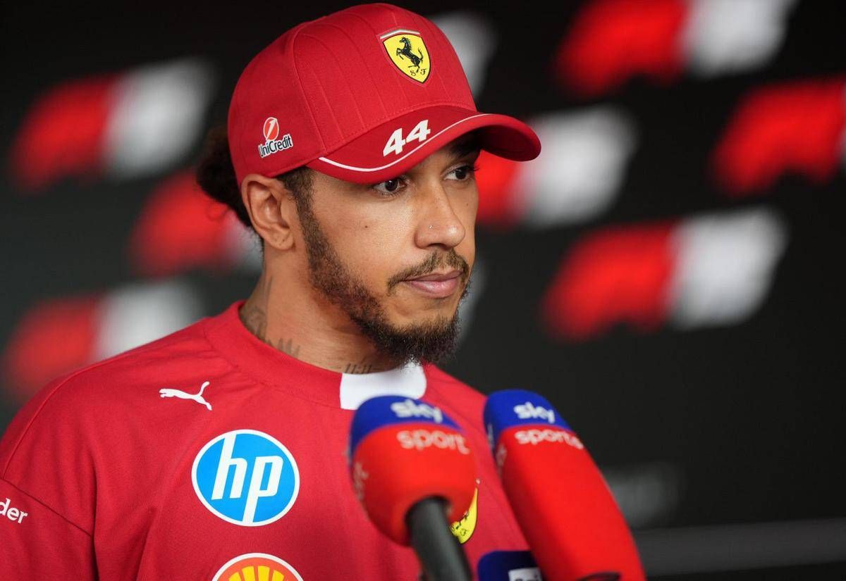 Delusione Hamilton: "Sono inutile, la Ferrari dovrebbe cambiare pilota" -