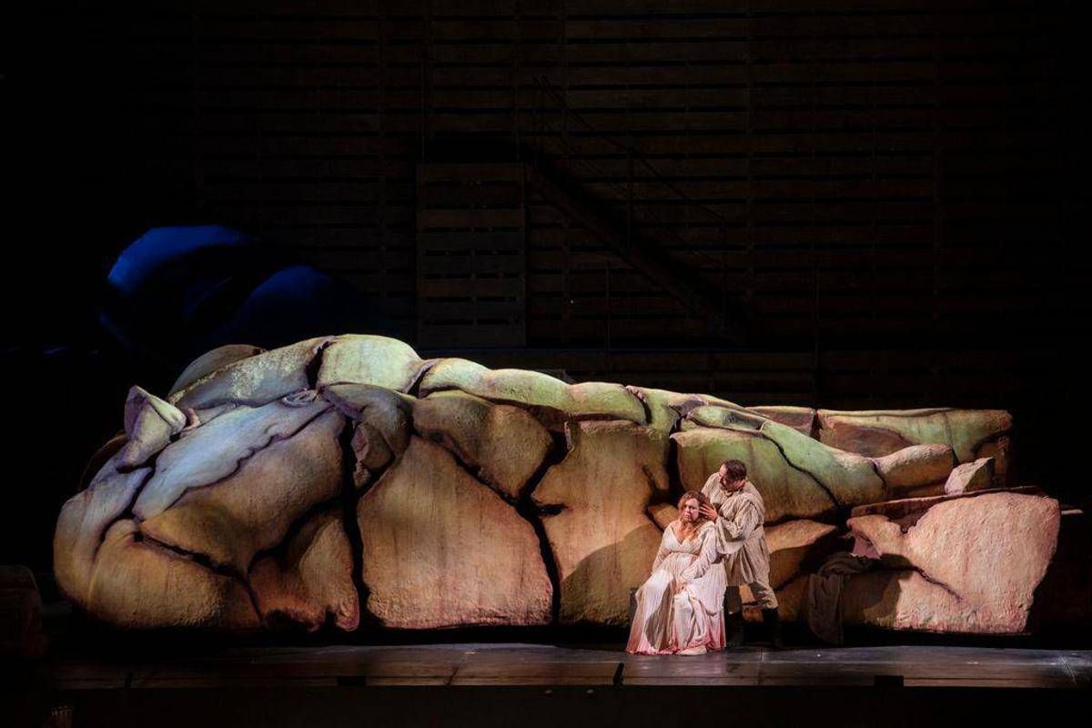 Festival Puccini, soprano cade in scena ma conclude la 'Manon' da seduta - 