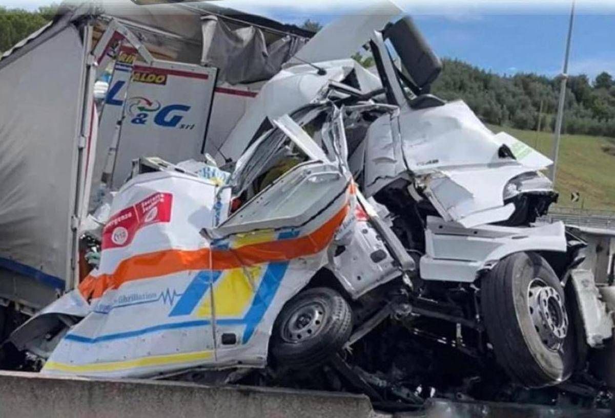 Incidente A1, indagato autista camion che ha distrutto ambulanza: inchiesta su dinamica -