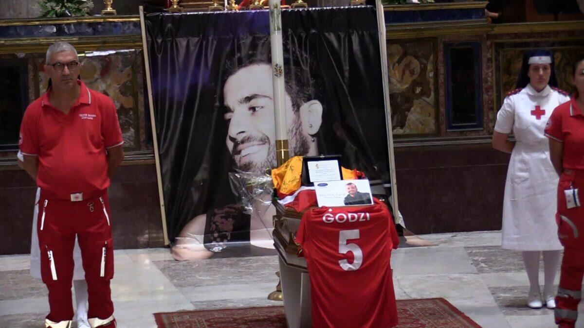 La misteriosa morte di dj Godzi | Perché il padre non si arrende alla diagnosi di infarto? - 