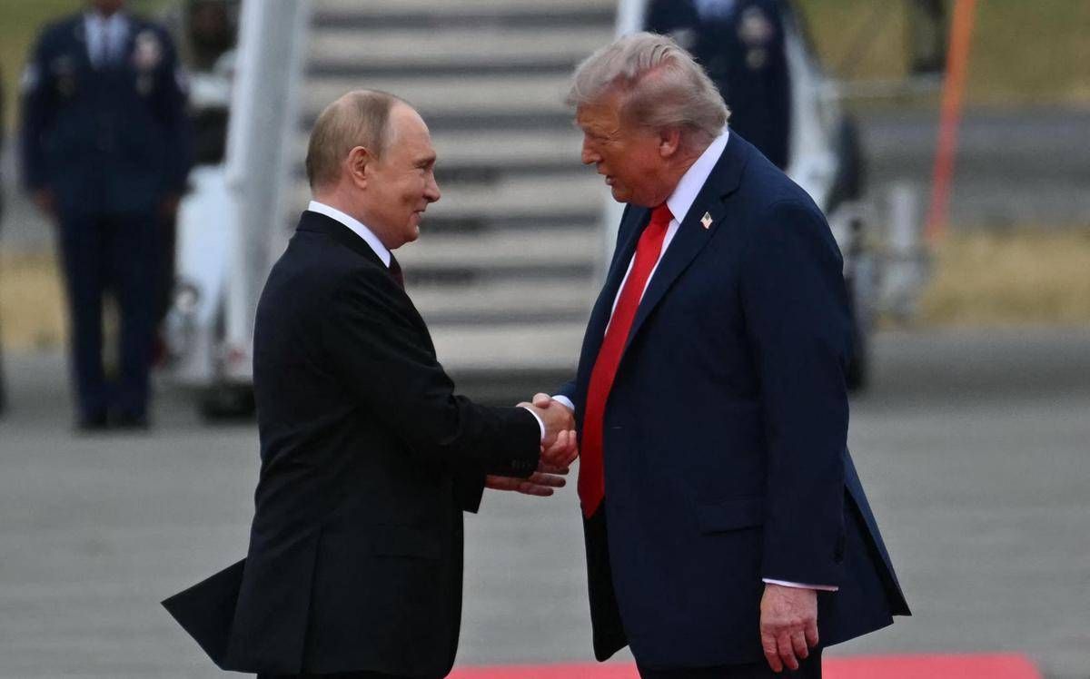 Trump-Putin, la stretta di mano in Alaska - 