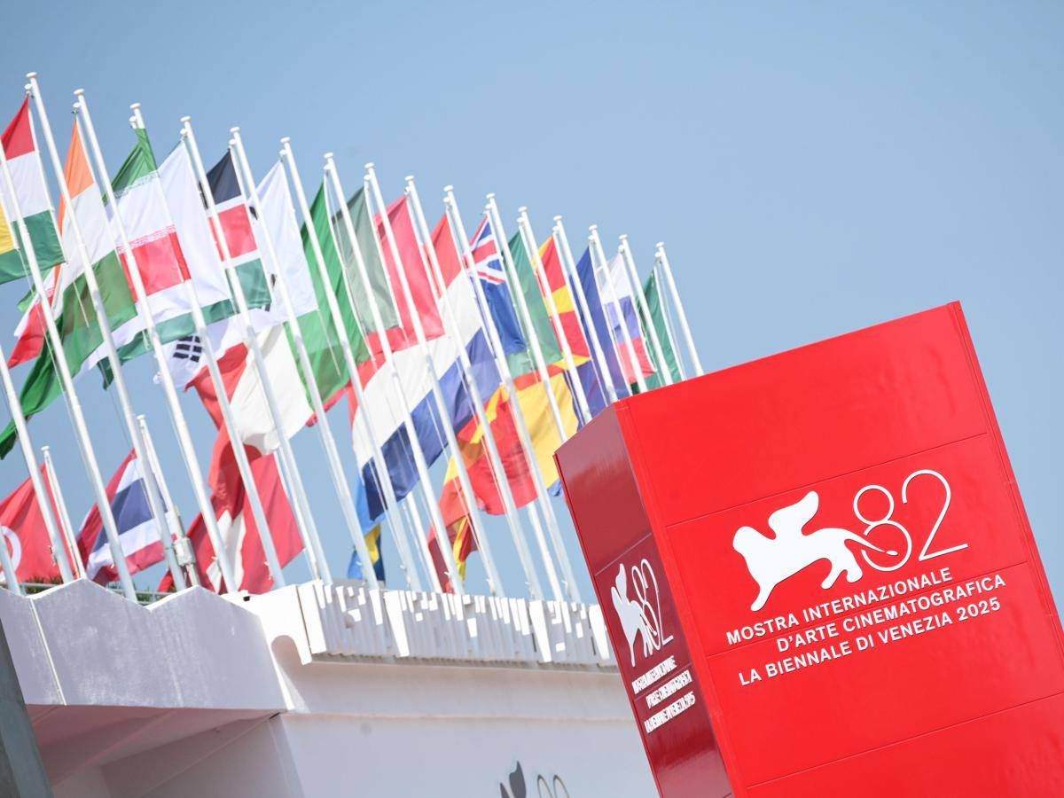 Mostra Venezia 2025 al via oggi: il discorso di Fanelli, premio a Herzog e film di Sorrentino -