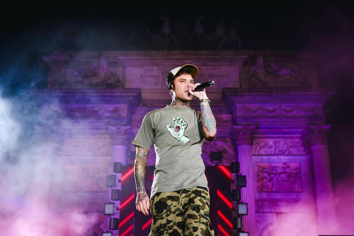 Fedez si esibisce davanti ai figli Leone e Vittoria: "È la prima volta" -
