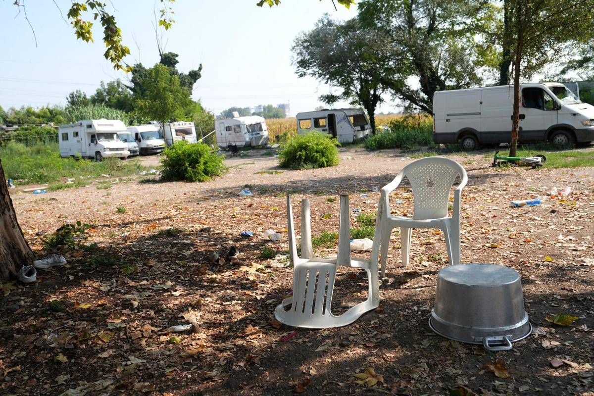 Donna investita e uccisa a Milano, famiglie dei minori alla guida dell'auto rubata lasciano il campo rom - 