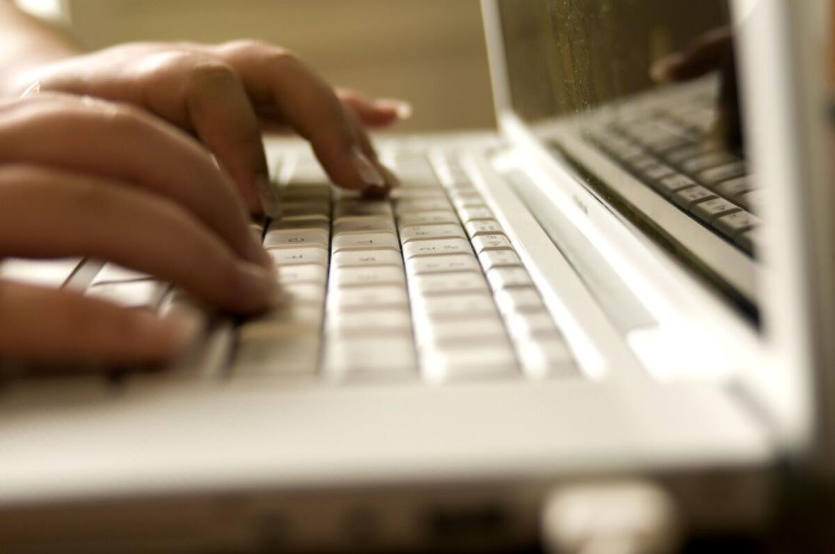 Trovato morto davanti al PC con una maschera antigas | Cosa nasconde questa misteriosa sfida web? -