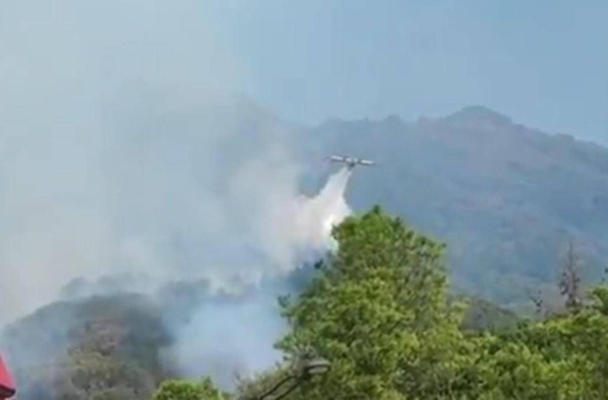 Fiamme sul Vesuvio, prefetto: "Ancora al lavoro, incendio si sta marginalizzando" -