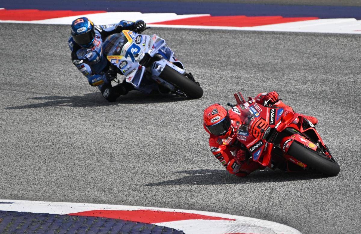 MotoGp in Austria, Marc Marquez vince la sprint davanti a fratello Alex. Bagnaia si ritira - 