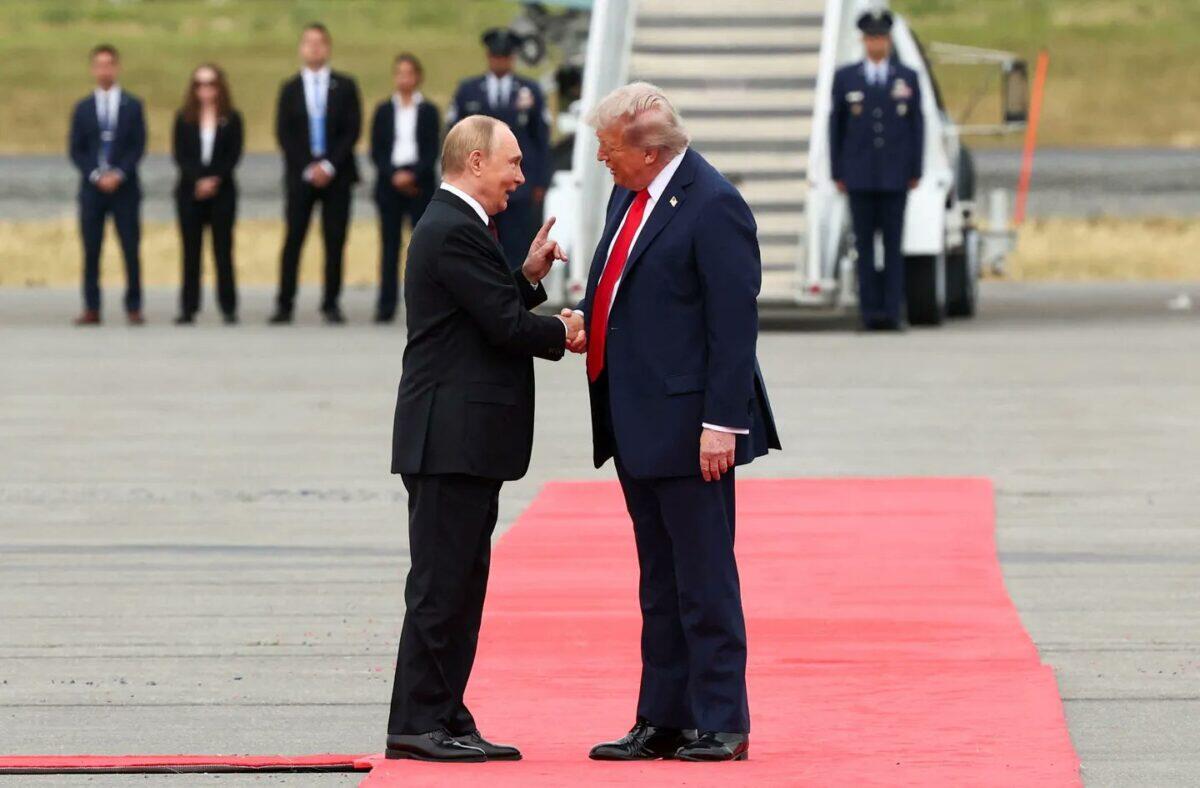 Trump e Putin si sorridono in Alaska | Ma cosa nasconde il loro incontro? - 