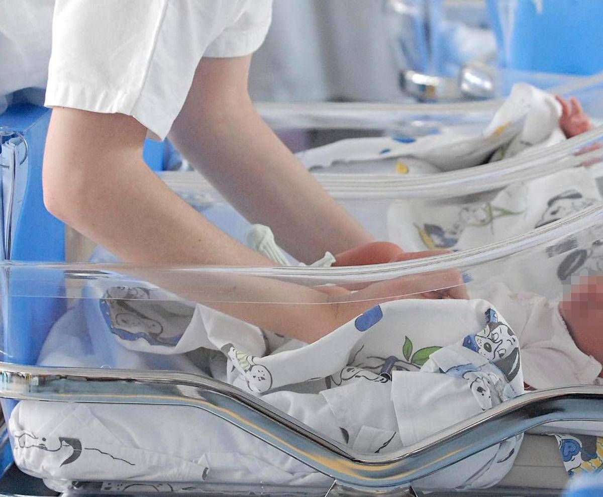 Neonati morti in ospedale a Bolzano, batterio killer nel dispenser per lavare i biberon - 