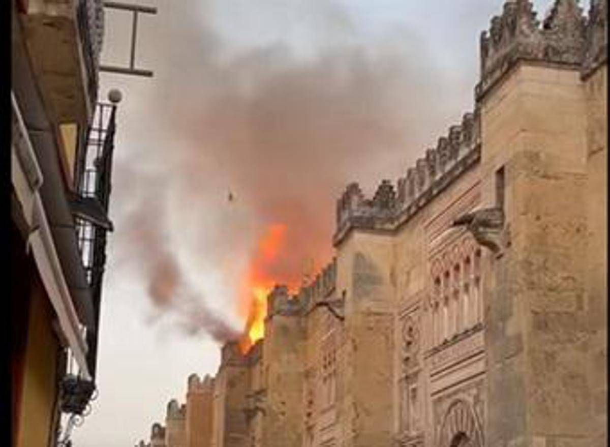 Spagna, domato incendio ex moschea Cordova: "Monumento è salvo" -
